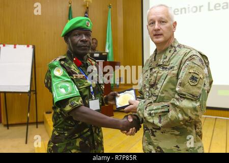 Le brig. Le général Jon Jensen, l'Afrique de l'armée américaine, commandant adjoint des nations participantes leaders grâce et les organisations internationales pour leur contribution à l'exercice dirigé par USARAF-Justicied 17 de l'Accord, au cours d'une cérémonie de clôture à l'appui de la paix et de centre de formation à Addis Abeba, Ethiopie, le 24 mars 2017. L'exercice annuel est un exercice interarmées a été axé sur le rassemblement des États-Unis, les partenaires africains, les partenaires occidentaux, et les organisations internationales à promouvoir l'interopérabilité par la collaboration aux opérations de maintien de la paix dans la région de l'Afrique. Banque D'Images