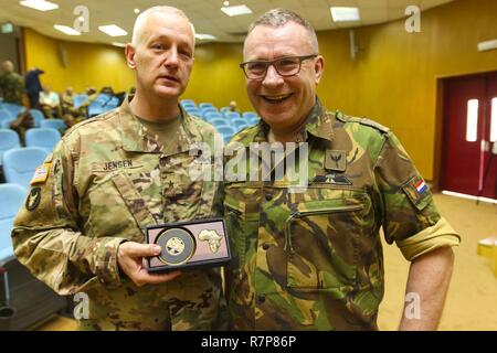 Le brig. Le général Jon Jensen, l'Afrique de l'armée américaine, commandant adjoint des nations participantes leaders grâce et les organisations internationales pour leur contribution à l'exercice dirigé par USARAF-Justicied 17 de l'Accord, au cours d'une cérémonie de clôture à l'appui de la paix et de centre de formation à Addis Abeba, Ethiopie, le 24 mars 2017. L'exercice annuel est un exercice interarmées a été axé sur le rassemblement des États-Unis, les partenaires africains, les partenaires occidentaux, et les organisations internationales à promouvoir l'interopérabilité par la collaboration aux opérations de maintien de la paix dans la région de l'Afrique. Banque D'Images