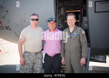 Le lieutenant-colonel Sean Cross, 53e Escadron de reconnaissance Météo pilote, explique la mission de son escadron, et les capacités de l'Association des golfeurs professionnels golfeur Mike Goodes le 29 mars à la base aérienne de Keesler, Mississippi. Banque D'Images