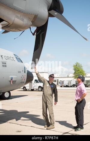 Le lieutenant-colonel Sean Cross, 53e Escadron de reconnaissance Météo pilote, explique la mission de son escadron, et les capacités de l'Association des golfeurs professionnels golfeur Mike Goodes le 29 mars à la base aérienne de Keesler, Mississippi. Banque D'Images