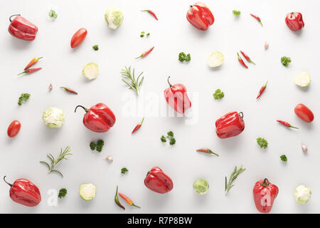 Les légumes verts et bébé mix, mise à plat, rouge et vert, couleurs de fond minimal Banque D'Images