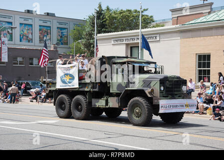 Naperville, Illinois, United States-May 29,2017 : Memorial Day Parade avec véhicule militaire et les spectateurs au centre-ville de Naperville, Illinois Banque D'Images