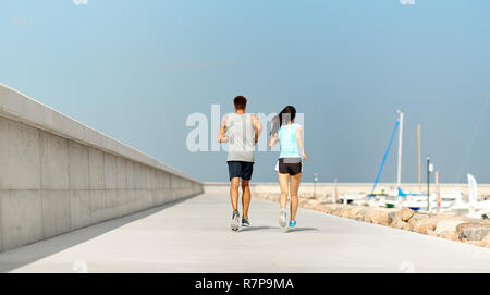 Vêtements de sport en couple en marche en plein air Banque D'Images
