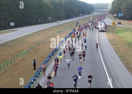 Tous les coureurs du Marathon américain se déplacer après un article de la concurrence qui est consacré à Mars, 26 membres de services, 2017 à Fayetteville, N.C. Le mémorial a été mis en place par des bénévoles avec l'organisation, l'usure bleu : exécuter pour se souvenir, qui appuie l'événement par une partie de la doublure de la race avec photos de militaires et holding flags en l'honneur de la nation du héros passés et présents. Banque D'Images