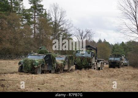 Les soldats de la Compagnie Alpha 173e Bataillon de soutien de la Brigade, 173e Brigade aéroportée et soldats français du 511e régiment de transport de ravitaillement et d'escorte de convoi du peloton de contrôle de la circulation alors que les soldats assurent la sécurité des munitions de charge sur un camion pendant l'exercice Allied Esprit VI à l'instruction de l'Armée de la 7e commande Zone d'entraînement, le 20 mars 2017. Exercer l'esprit allié VI comprend 2 770 participants de l'OTAN et les partenaires pour la paix, l'exercice de l'interopérabilité tactique et les tests des communications sécurisées à l'intérieur de membres de l'Alliance et des pays partenaires. Banque D'Images