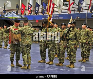 Le major Thomas Pfarr et Master Sgt. Benjamin bord furl les couleurs du 548ème Bataillon de soutien au maintien en puissance de combat au cours d'une cérémonie à Fort Drum Corps Magrath du complexe sportif le 22 mars 2017. L'unité cased ses couleurs que le siège et le détachement de l'Administration centrale se prépare à déployer, dans le cadre de l'opération Bouclier spartiate. Banque D'Images