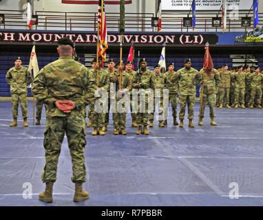 Le major Thomas Pfarr, directeur général pour la 548ème Bataillon de soutien au maintien en puissance de combat, se tient devant la formation du bataillon lors d'une cérémonie à Fort Drum's Magrath Sport Complex le 22 mars 2017. Comme le siège de l'unité de détachement et de l'Administration centrale prêt à déployer, Pfarr a offert des mots d'encouragement et de confiance non seulement aux soldats qui allait bientôt partir, mais aussi pour ceux qui restent derrière pour fournir un appui continu à la 10e Division de Montagne (LI). Banque D'Images