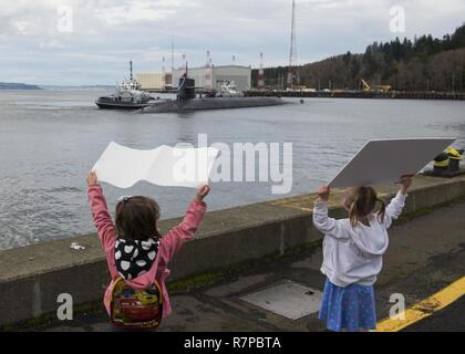 BANGOR, Washington (21 mars 2017) Famille et amis bienvenue l'or de l'équipe de classe Ohio-balistique sous-marin SNLE USS Nevada (733) home Base navale Kitsap-Bangor à la suite d'une patrouille de routine de dissuasion stratégique. Le Nevada est l'un des huit sous-marins des missiles balistiques stationnés à la base offrant le plus de chance de survie de la triade de dissuasion stratégique pour les États-Unis. Banque D'Images