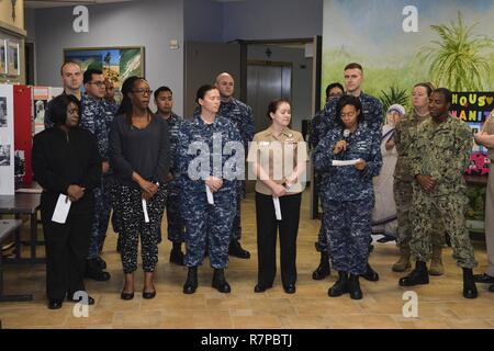 SAN DIEGO (Mar. 22, 2017) Les membres du personnel à bord Naval Medical Center San Diego Lire faits sur les femmes importantes dans l'histoire pour une célébration du Mois de l'histoire des femmes. La célébration a eu lieu par la commande de l'équipe de la diversité et de l'Association de femme jurant l'excellence du service. Banque D'Images