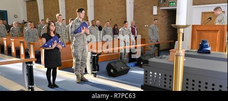 Joanne Montgomery, à gauche avec drapeau, épouse de Tech. Le Sgt. Daniel Montgomery, 100e Escadron des Forces de sécurité sous-officier responsable de la formation, et le sergent de l'US Air Force. Jason Soliz, droite avec drapeau, 100e de travail militaire SFS de chien, se font face les cendres de MWDs Luc et Gandi à une cérémonie tenue à l'K-9s honneur le 21 mars 2017, sur RAF Mildenhall, Angleterre. Luc est décédé le 25 février 2017, après avoir souffert d'une maladie à long terme, et Gandi est décédé le 3 mars 2017, après que l'on a découvert qu'il avait une tumeur inopérable, grande. Luc a pris sa retraite du service actif en décembre 2016 et le service a été adopté par Banque D'Images