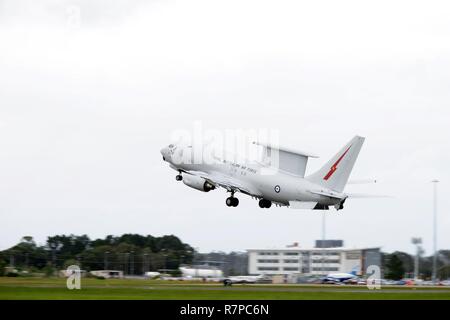 La Royal Australian Air Force AP-3C Orion décolle à Williamtown RAAF, durant l'exercice 2017 Bouclier de diamant en Nouvelle Galles du Sud, Australie, le 23 mars 2017. La RAAF AP-3C est un élément essentiel au cours de l'exercice tel qu'il est équipé d'une variété de capteurs numériques, y compris le radar multi-mode, les mesures de soutien électronique, l'électro-optique, détecteurs détecteurs d'anomalies magnétiques, systèmes d'identification ami ou ennemi et les détecteurs acoustiques. Banque D'Images