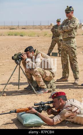 Un formateur britanniques déployées à l'appui de la Force opérationnelle interarmées - Fonctionnement résoudre inhérent et affecté à l'Highlanders, 4e Bataillon, The Royal Regiment of Scotland (4) Sylvestre supervise les forces de sécurité irakiennes les soldats lors de la formation de sniper à Al Asad Air Base, l'Iraq, le 21 mars 2017. Cette formation fait partie de l'ensemble de la CJTF OIR - renforcer les capacités des partenaires mission par la formation et de l'amélioration de la capacité des forces des combats en partenariat avec ISIS. Les GFIM - OIR est la Coalition mondiale pour vaincre ISIS en Iraq et en Syrie. Banque D'Images