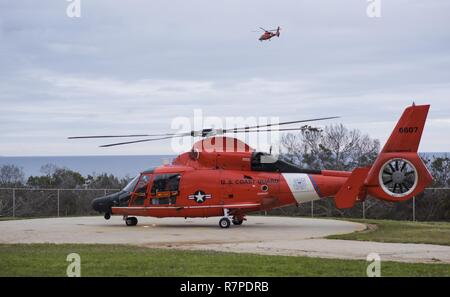 Les membres de la base d'opérations avancée de la Garde côtière canadienne Point Mugu et Los Angeles County Fire Department effectuer de la formation de sauvetage en falaise au point Vicente Lighthouse 21 mars 2017. Banque D'Images