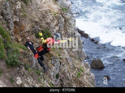 Les membres de la base d'opérations avancée de la Garde côtière canadienne Point Mugu et Los Angeles County Fire Department effectuer de la formation de sauvetage en falaise au point Vicente Lighthouse 21 mars 2017. Banque D'Images