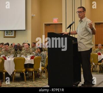 SCHOFIELD BARRACKS - Aumônier et a pris sa retraite le Colonel Scott McChrystal livre le discours lors de la 25e Division d'infanterie 2017 du petit déjeuner de prière national le 15 mars à l'Nehelani sur Schofield Barracks Centre. Banque D'Images