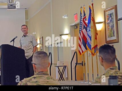 SCHOFIELD BARRACKS - Aumônier et a pris sa retraite le Colonel Scott McChrystal s'adresse à la foule le 15 mars à la 25e Division d'infanterie et de l'Armée de New York 2017 Petit déjeuner de prière national au Centre d'Nehelani sur Schofield Barracks. Banque D'Images