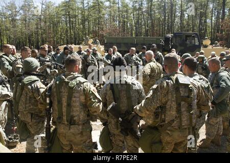 LTG Charles D. Luckey, commandant général de l'US Army Reserve Command, des pourparlers avec l'armée de soldats qui participent à l'exercice guerrier 78-17-01 at Joint Base McGuire-Dix-Lakehurst, N.J., le 23 mars 2017. Luckey LTG a passé du temps avec les soldats de la 200e commande de la Police militaire et la 411e Brigade d'ingénieur et a répondu aux questions sur l'avenir de la réserve de l'armée américaine. Environ 60 unités de l'armée américaine, Armée des États-Unis, U.S. Air Force, et les Forces armées canadiennes participent à la 84e commandement de formation conjointe de l'exercice de formation, WAREX 78-17-01 à partir du 8 mars jusqu'à mai Banque D'Images