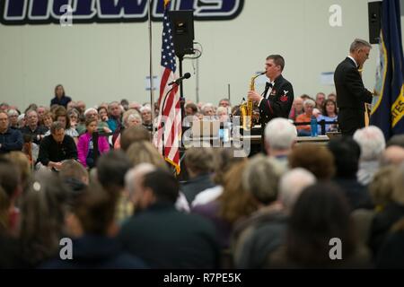 KENOSHA, Wisconsin (23 mars 2017) 1ère classe musicien Dana Booher effectue avec l'United States Navy Harmonie pendant un concert à Indian Trail High School et de l'académie à Kenosha, Wisconsin la U.S. Navy Band effectuée dans neuf États au cours de son 23-city tournée nationale, reliant la Marine aux collectivités qui n'apparaît pas au travail des marins sur une base régulière. Banque D'Images