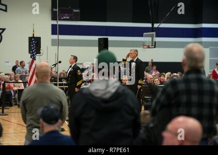 KENOSHA, Wisconsin (23 mars 2017) Commandant Le Capitaine Kenneth Collins salue les anciens combattants au cours d'un United States Navy Band performance à Indian Trail High School et de l'académie à Kenosha, Wisconsin la U.S. Navy Band effectuée dans neuf États au cours de son 23-city tournée nationale, reliant la Marine aux collectivités qui n'apparaît pas au travail des marins sur une base régulière. Banque D'Images