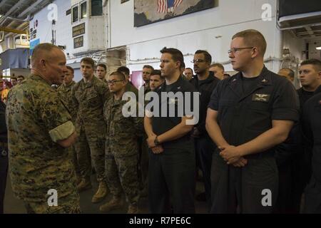 Mer des Philippines (21 mars 2017) Le lieutenant général Lawrence Nicholson, commandant général de l'III Marine Expeditionary Force, parle d'assaut amphibie USS Bonhomme Richard (DG 6) marins et soldats de la 31e Marine Expeditionary Unit (MEU), l'aéronef affecté au service d'entretien intermédiaire (DMAI), dans la zone au cours d'une visite du navire. Au cours de sa visite, Nicholson a visité plusieurs centres, s'est entretenu avec Bonhomme Richard marins et soldats de la 31e Marine Expeditionary Unit (MEU) et s'assit pour un dîner avec la commande file. USS Bonhomme Richard, navire amiral du Bonhomme Ri Banque D'Images