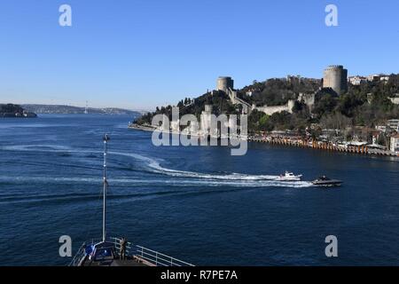 Détroit du Bosphore (22 mars 2017) Le navire de débarquement amphibie USS dock Carter Hall (LSD 50) transits le détroit du Bosphore, en route vers la mer Méditerranée. Le navire est déployé avec le groupe amphibie Bataan pour appuyer les opérations de sécurité maritime et les efforts de coopération en matière de sécurité dans le théâtre américain dans la 6ème zone d'opérations de la flotte. Banque D'Images