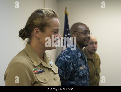 SASEBO, Japon (20 mars 2017) United States Naval Hospital Clinique de santé Direction générale de Yokosuka Sasebo les infirmières se sont réunis pour célébrer la Journée des infirmières et infirmiers certifiés à bord, commandant de la flotte navale des États-Unis Sasebo activités le 20 mars 2017. La journée des infirmières et infirmiers certifiés infirmières à travers le monde qui contribuent à de meilleurs résultats pour les patients grâce à Conseil national de certification dans leur spécialité. Banque D'Images