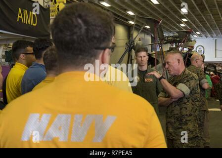 Mer des Philippines (21 mars 2017) Le lieutenant général Lawrence Nicholson, commandant général de l'III Marine Expeditionary Force, parle d'assaut amphibie USS Bonhomme Richard (DG 6) marins dans la zone au cours d'une visite du navire. Au cours de sa visite, Nicholson a visité plusieurs centres, s'est entretenu avec Bonhomme Richard marins et soldats de la 31e Marine Expeditionary Unit (MEU) et s'assit pour un dîner avec la commande file. USS Bonhomme Richard, navire amiral du Bonhomme Richard, avec groupe expéditionnaire lancé 31e Marine Expeditionary Unit, est sur une patrouille de routine, d'exploitation dans l'I Banque D'Images