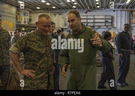 Mer des Philippines (21 mars 2017) Le lieutenant général Lawrence Nicholson, commandant général de l'III Marine Expeditionary Force (à gauche), parle avec le capitaine Larry McCullen, directeur général du navire d'assaut amphibie USS Bonhomme Richard (DG 6) au cours d'une visite du navire. Au cours de sa visite, Nicholson a visité plusieurs centres, s'est entretenu avec Bonhomme Richard marins et soldats de la 31e Marine Expeditionary Unit (MEU) et s'assit pour un dîner avec la commande file. USS Bonhomme Richard, navire amiral du Bonhomme Richard, avec groupe expéditionnaire lancé 31e Marine Expeditionary Unit, est sur une routine Banque D'Images