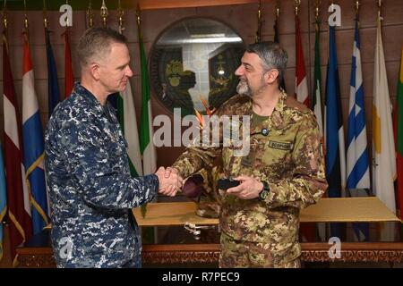 (ROME, 21 mars 2017) Le capitaine Daniel Dwyer, chef de cabinet, U.S. 6e Flotte, gauche, serre la main avec l'armée italienne Brig. Gen. Manlio Scopigno, chef d'état-major de la Force navale européenne, Sophia opération EUNAVFOR Mission (MED), au siège de l'EUNAVFOR MED à Rome, le 21 mars 2017. États-unis 6e Flotte, basée à Naples, l'Italie mène l'éventail complet des opérations navales et mixte, souvent de concert avec ses alliés, partenaires interarmées et interinstitutions afin de faire progresser les intérêts nationaux américains et la sécurité et la stabilité en Europe et l'Afrique. Banque D'Images