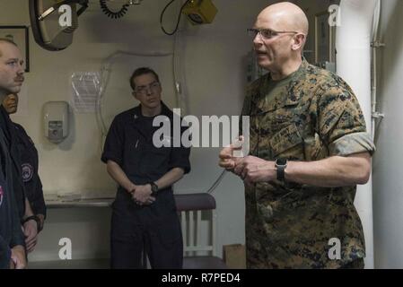 Mer des Philippines (21 mars 2017) III Marine Expeditionary Force (MEF) Master Chief Michael Fasano, parle à l'hôpital corpsman affecté à un navire d'assaut amphibie USS Bonhomme Richard (DG 6) et la 31e Marine Expeditionary Unit (MEU) au cours d'une visite du navire. Au cours de leur visite, Fasano et le lieutenant général Lawrence Nicholson, commandant général de l'III Marine Expeditionary Force, a visité plusieurs centres, s'est entretenu avec Bonhomme Richard marins et soldats de la 31e Marine Expeditionary Unit (MEU) et s'assit pour un dîner avec la commande file. USS Bonhomme Richard, navire amiral de l'Bonhomm Banque D'Images