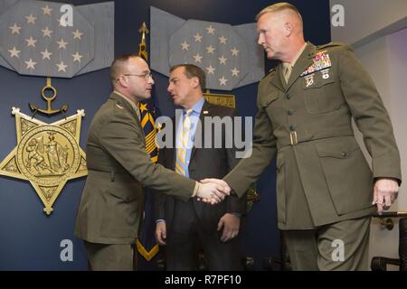 Le colonel du Corps des Marines américain Paul R. Weaver, commandant du Groupe de contrôle de l'air marin 48, 4e Escadre d'avions marins, Grands Lacs, Il., serre la main du Corps des Marines américains Brig. Le général Bradley S. James, commandant général de l'aile Marine, au cours de la préparation de la famille de la réserve 2016 Cérémonie de remise des prix au panthéon des héros dans le Pentagone, à Arlington, en Virginie, le 24 mars 2017. La préparation de la famille Prix reconnaît la Garde nationale et les unités de la réserve avec les meilleurs programmes pour soutenir leurs familles de militaires. Banque D'Images