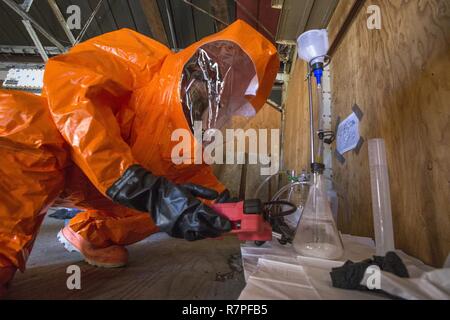 Membre de l'équipe de grève Le Sgt. Joe Bercovic avec le New Jersey 21 de la Garde nationale d'armes de Destruction-Civil Support Team, utilise un analyseur d'identification chimique de poche pour identifier des produits chimiques liquides pendant un exercice avec le service d'incendie de Picatinny Arsenal au New Jersey la défense de la patrie (Homeland Security Center à Picatinny Arsenal, N.J., 23 mars 2017. Le 21e ADM-CST est un groupe mixte composé de soldats de la Garde nationale du New Jersey et les aviateurs dont la mission est d'aider les autorités civiles en identifiant les substances chimiques, biologiques, radiologiques et nucléaires dans Banque D'Images