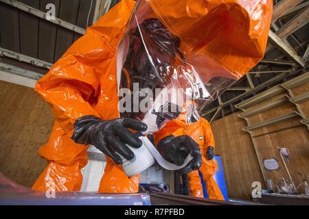 Membre de l'équipe de grève Le Sgt. Joe Bercovic avec le New Jersey 21 de la Garde nationale d'armes de Destruction-Civil l'équipe de soutien, les joints d'une preuve de l'échantillon avec bande anti-altération pendant un exercice avec le service d'incendie de Picatinny Arsenal au New Jersey la défense de la patrie (Homeland Security Center à Picatinny Arsenal, N.J., 23 mars 2017. Le 21e ADM-CST est un groupe mixte composé de soldats de la Garde nationale du New Jersey et les aviateurs dont la mission est d'aider les autorités civiles en identifiant les substances chimiques, biologiques, radiologiques et nucléaires dans d'origine humaine ou d'une catastrophe naturelle Banque D'Images