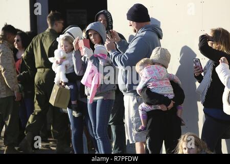 Les membres de la famille des Marines américains affectés à l'Escadron de Guerre électronique tactique maritime (VMAQ) 3, regarder leurs marines le décollage de Marine Corps Air Station Cherry Point, N.C., 24 mars 2017. Marines avec VMAQ-3 déployés, de participer à des opérations à l'étranger. Banque D'Images