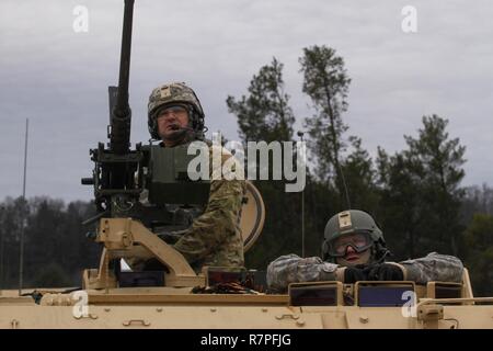 Réserve de l'armée américaine le s.. Jason Kelly (à gauche) et de la CPS. Burton Samphier avec 366e compagnie du génie, ingénieur, Théâtre 412e commande observer un équipage remplissant vivre-le-feu tout en qualification à attendre leur tour pendant le fonctionnement de l'acier à froid Fort McCoy, au Wisconsin, le 23 mars 2017. L'acier froid fonctionnement est l'armée américaine Réserver's armes collectives qualification et validation afin de s'assurer que les unités de réserve de l'Armée de l'Amérique et les soldats sont formés et prêts à se déployer à court préavis et porter prêt au combat et la puissance de feu meurtrière à l'appui de l'armée et nos partenaires n'importe où dans le monde Banque D'Images