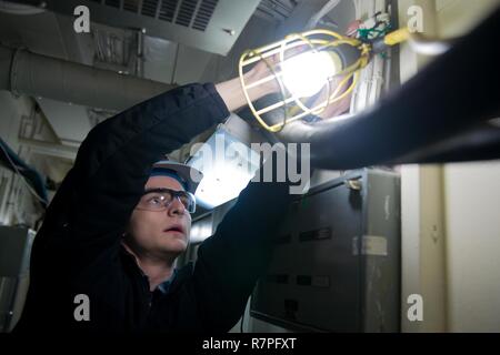 BREMERTON, Washington (20 mars 2017) 3e classe Controlman Feu Cody Table de Charleston, Caroline du Sud, remplace un téléphérique en caoutchouc sur canal pour éviter l'effilochage du câble lors de l'entretien périodique à bord du USS JOHN C. STENNIS (CVN 74). John C. Stennis mène une disponibilité progressive prévue (PIA) au chantier naval de Puget Sound et l'Installation de maintenance de niveau intermédiaire, au cours de laquelle le navire est soumis à des activités de maintenance et de mise à niveau. Banque D'Images