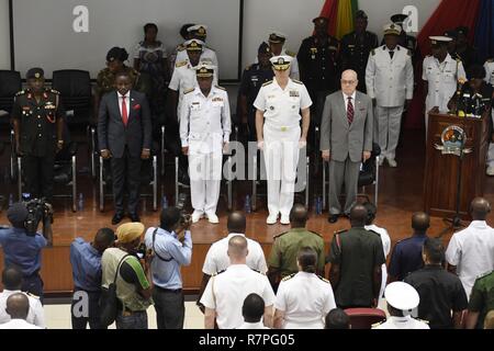 ACCRA, Ghana (23 mars 2017) membres du parti officiel au garde à vous au cours de l'exercice Obangame Express 2017 Cérémonie d'ouverture dans le Collège de l Etat Major. Obangame Express est parrainé par U.S. Africa Command et conçu pour améliorer la coopération régionale, la connaissance du domaine maritime, les pratiques de partage de l'information, et d'interdiction d'améliorer l'expertise tactique les capacités collectives de Golfe de Guinée et de nations d'Afrique de l'Ouest pour lutter contre les activités illicites en mer. Banque D'Images