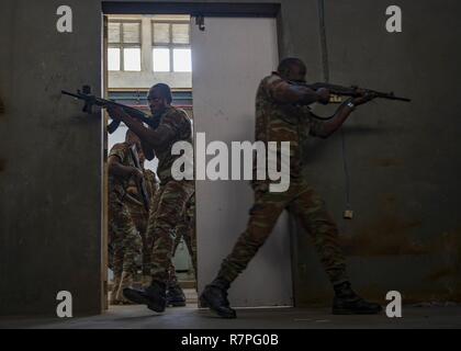 COTONOU, Bénin (23 mars 2017) Bénin pratique marins visite, conseil, procédures de perquisition et de saisie au cours de l'exercice 2017 Obangame Express. Obangame Express, parrainé par U.S. Africa Command, est conçu pour améliorer la coopération régionale, la connaissance du domaine maritime, les pratiques de partage de l'information, et d'interdiction d'améliorer l'expertise tactique les capacités collectives de Golfe de Guinée et de nations d'Afrique de l'Ouest pour lutter contre les activités illicites en mer. Banque D'Images