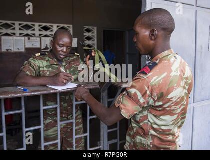 COTONOU, Bénin (23 mars 2017) Le Bénin Naval Base armory de questions aux marins pour visiter avant de mener, de sélection, de perquisition et de saisie au cours de l'exercice exercices d'Obangame Express 2017. Obangame Express, parrainé par U.S. Africa Command, est conçu pour améliorer la coopération régionale, la connaissance du domaine maritime, les pratiques de partage de l'information, et d'interdiction d'améliorer l'expertise tactique les capacités collectives de Golfe de Guinée et de nations d'Afrique de l'Ouest pour lutter contre les activités illicites en mer. Banque D'Images