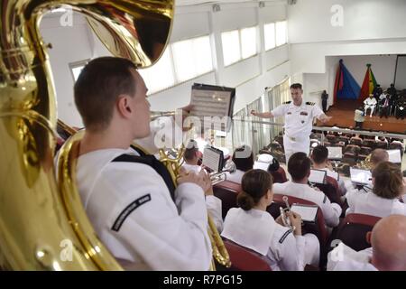 ACCRA, Ghana (23 mars 2017) membres de la U.S. Naval Forces Bande Europe-afrique effectuer au cours de l'exercice Obangame Express 2017 Cérémonie d'ouverture dans le Collège de l Etat Major. Obangame Express est parrainé par U.S. Africa Command et conçu pour améliorer la coopération régionale, la connaissance du domaine maritime, les pratiques de partage de l'information, et d'interdiction d'améliorer l'expertise tactique les capacités collectives de Golfe de Guinée et de nations d'Afrique de l'Ouest pour lutter contre les activités illicites en mer. Banque D'Images