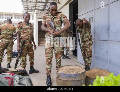 COTONOU, Bénin (23 mars 2017) Bénin marins inspecter leurs fusils avant de faire visiter, de sélection, de perquisition et de saisie au cours de l'exercice exercices d'Obangame Express 2017. Obangame Express, parrainé par U.S. Africa Command, est conçu pour améliorer la coopération régionale, la connaissance du domaine maritime, les pratiques de partage de l'information, et d'interdiction d'améliorer l'expertise tactique les capacités collectives de Golfe de Guinée et de nations d'Afrique de l'Ouest pour lutter contre les activités illicites en mer. Banque D'Images