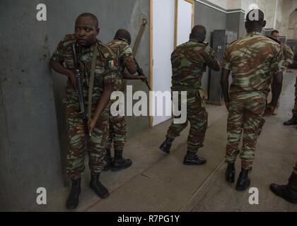 COTONOU, Bénin (23 mars 2017) Bénin pratique marins visite, conseil, procédures de perquisition et de saisie au cours de l'exercice 2017 Obangame Express. Obangame Express, parrainé par U.S. Africa Command, est conçu pour améliorer la coopération régionale, la connaissance du domaine maritime, les pratiques de partage de l'information, et d'interdiction d'améliorer l'expertise tactique les capacités collectives de Golfe de Guinée et de nations d'Afrique de l'Ouest pour lutter contre les activités illicites en mer. Banque D'Images