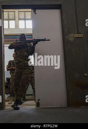 COTONOU, Bénin (23 mars 2017) Bénin pratique marins visite, conseil, procédures de perquisition et de saisie au cours de l'exercice 2017 Obangame Express. Obangame Express, parrainé par U.S. Africa Command, est conçu pour améliorer la coopération régionale, la connaissance du domaine maritime, les pratiques de partage de l'information, et d'interdiction d'améliorer l'expertise tactique les capacités collectives de Golfe de Guinée et de nations d'Afrique de l'Ouest pour lutter contre les activités illicites en mer. Banque D'Images