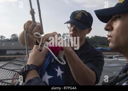 Quais SEMBAWANG, Singapour (23 mars 2017) 1ère classe Mécanicien Luis Espinoza, droite, et dommages 3e classe Controlman conduite Charles Rose couleurs du navire avant d'obtenir en cours à bord des navires de combat littoral USS Coronado (LCS) 4. En ce moment sur un déploiement de rotation en 7e Flotte des États-Unis zone de responsabilité, Coronado est un navire de guerre rapide et agile sur mesure pour patrouiller les eaux littorales de la région et travailler à coque coque avec des marines, partenaire fournissant 7e flotte avec les capacités flexibles dont elle a besoin maintenant et dans l'avenir. Banque D'Images