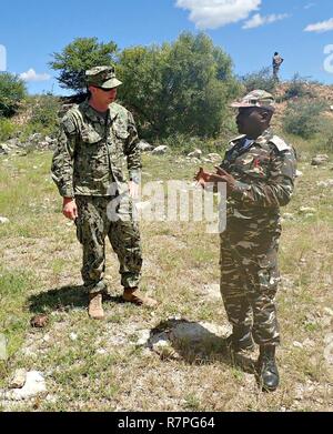 OTAVI, Namibie (22 mars 2017) l'élimination des explosifs et munitions de 1ère classe technicien Kyle Brewer, affecté à l'unité mobile de destruction des engins explosifs (EODMU 8), traite de la formation de démolition avec les forces de défense namibiennes Combat Engineer Company et la police namibienne Bomb Squad. États-unis 6e Flotte, basée à Naples, Italie, effectue l'ensemble des opérations navales et mixte, souvent de concert avec ses alliés, partenaires interarmées et interinstitutions afin de faire progresser les intérêts nationaux américains et la sécurité et la stabilité en Europe et l'Afrique. Banque D'Images