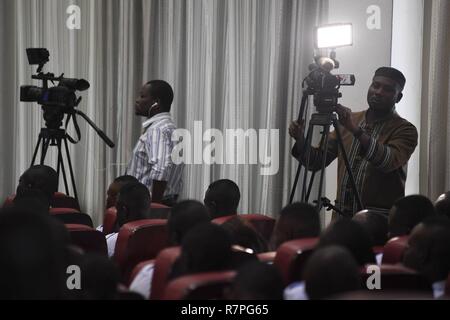 ACCRA, Ghana (23 mars 2017) membres de la section locale Accra media film pendant l'exercice Obangame Express 2017 Cérémonie d'ouverture dans le Collège de l Etat major le 23 mars. Obangame Express, parrainé par U.S. Africa Command, est conçu pour améliorer la coopération régionale, la connaissance du domaine maritime, les pratiques de partage de l'information, et d'interdiction d'améliorer l'expertise tactique les capacités collectives de Golfe de Guinée et de nations d'Afrique de l'Ouest pour lutter contre les activités illicites en mer. Banque D'Images