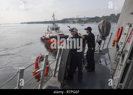 Quais SEMBAWANG, Singapour (23 mars 2017) Gunner's Mate 1re classe Jonathan Davis, à gauche, et d'incendie 1ère classe Controlman Paul Lin se regarder comme le littoral lutte contre le USS Coronado (LCS) Part 4 Singapour. Coronado est un navire de guerre rapide et agile sur mesure pour patrouiller les eaux littorales de la région et travailler à coque coque avec partner marines, fournissant la 7è flotte avec les capacités flexibles dont elle a besoin maintenant et dans l'avenir. Banque D'Images