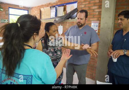 MAYAPO, Colombie (25 mars 2017) - les médecins du pays hôte le soutien continu promesse 2017 (CP-17) effectuer une thérapie physique au site médical à Mayapo, Colombie. CP-17 est un U.S. Southern Command-parrainé et U.S. Naval Forces Southern Command/U.S. 4ème flotte-déploiement effectué pour mener des opérations civiles et militaires y compris l'aide humanitaire, les missions de formation et de soins médicaux, dentaires et vétérinaires, de l'assistance dans un effort pour montrer le soutien des États-Unis et de l'engagement de l'Amérique centrale et du Sud. Banque D'Images