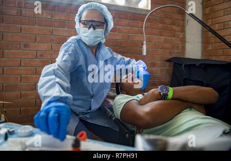 MAYAPO, Colombie (25 mars 2017) - un pays hôte dentiste le soutien continu promesse 2017 (CP-17) effectue des travaux dentaires à la medical site dans Mayapo, Colombie. CP-17 est un U.S. Southern Command-parrainé et U.S. Naval Forces Southern Command/U.S. 4ème flotte-déploiement effectué pour mener des opérations civiles et militaires y compris l'aide humanitaire, les missions de formation et de soins médicaux, dentaires et vétérinaires, de l'assistance dans un effort pour montrer le soutien des États-Unis et de l'engagement de l'Amérique centrale et du Sud. Banque D'Images