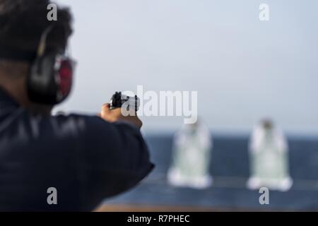 Mer des Philippines (24 mars 2017) Mate du canonnier matelot Adrian Williams, à partir de Las Vegas, les feux d'un M9 pistolet de service lors d'une qualification d'incendie à bord du shoot canon dock de transport amphibie USS Green Bay (LPD 20). Green Bay, partie du Bonhomme Richard, avec groupe expéditionnaire lancé 31e Marine Expeditionary Unit, est sur une patrouille de routine, opérant dans la région du Pacifique-Indo-Asia pour renforcer les partenariats et d'être un prête-réponse vigueur pour tout type d'imprévus. Banque D'Images